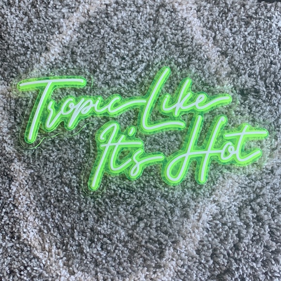Faux Neon Sign Tropic Like It’s Hot - Picture 1 of 6